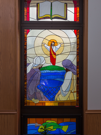 stain glass of Jesus at five loaves and two fish